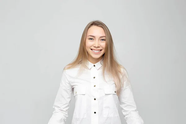 Güzel Genç Kadın Portresi Beyaz Gri Tişörtlü Gülümseyen Sarışın Güzel — Stok fotoğraf