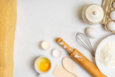 Beyaz arka planda krep pişirmek. Üst görünüm malzemeleri yapmak için. Sağlıklı Doğal Beslenme Konsepti