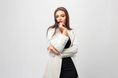 Beyaz arka planda soyutlanmış gülümseyen genç iş kadınının portresi..