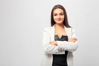 Beyaz arka planda soyutlanmış gülümseyen genç iş kadınının portresi..