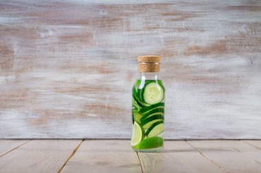 Salatalık, misket limonu ve nane şekeri ile karıştırılmış salatalık ve kireç parçalarıyla birlikte.