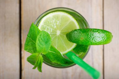 Kokteyl içeceği, üst görünüm, arka planda izole edilmiş.