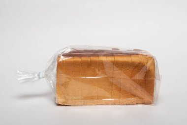 Beyaz arkaplanda izole edilmiş dilimlenmiş ekmek