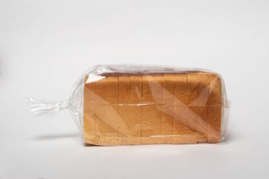 Beyaz arkaplanda izole edilmiş dilimlenmiş ekmek