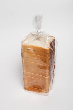 Beyaz arkaplanda izole edilmiş dilimlenmiş ekmek