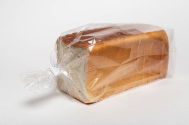 Beyaz arkaplanda izole edilmiş dilimlenmiş ekmek