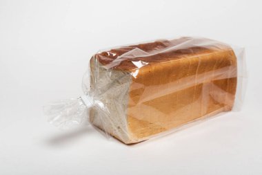 Beyaz arkaplanda izole edilmiş dilimlenmiş ekmek