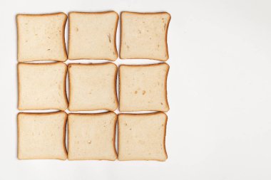 Beyaz arkaplanda izole edilmiş dilimlenmiş ekmek