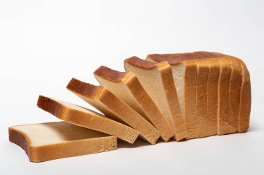 Beyaz arkaplanda izole edilmiş dilimlenmiş ekmek