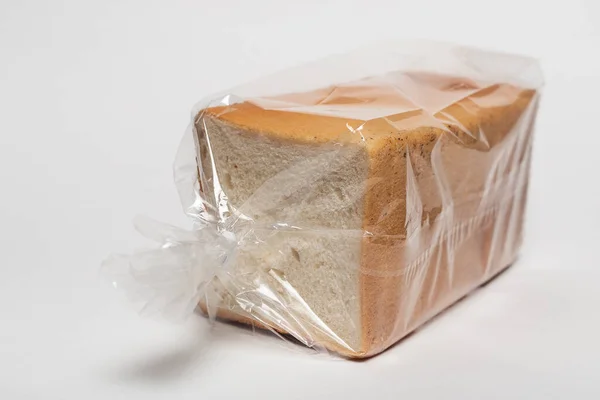 Beyaz Arkaplanda Izole Edilmiş Dilimlenmiş Ekmek — Stok fotoğraf