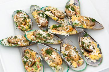 Taze ot ve peynir ile lezzetli Marine midye