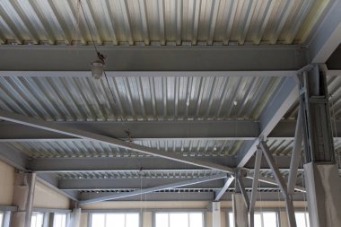 İnşaat. İkinci ışık ile oda. İnşaat. Metal yapı.