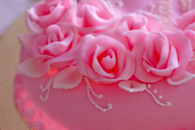 Doğum günü pastası gül ile dekore edilmiştir.