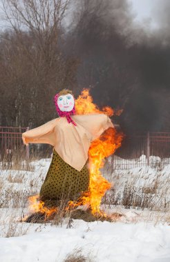 Geleneksel Maslenitsa korkuluk yanan.