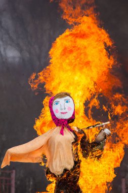 Geleneksel Maslenitsa korkuluk yanan.