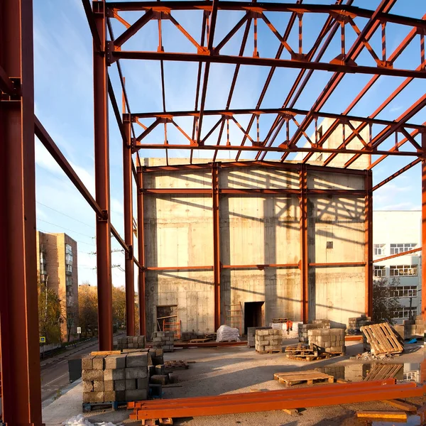 Bir yerleşim bölgesinde binanın çelik konstrüksiyonların montajı