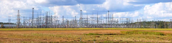 Büyük bir elektrik Trafo Merkezi güneşli gün