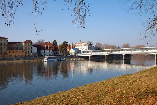 Paisaje primavera. El río Vh. La ciudad de Piestany. Países Bajos —  Fotos de Stock