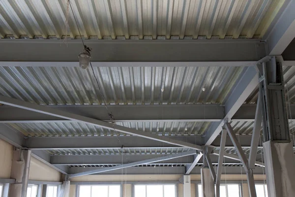 İnşaat. İkinci ışık ile oda. İnşaat. Metal yapı.