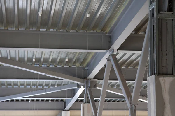 İnşaat. İkinci ışık ile oda. İnşaat. Metal yapı.