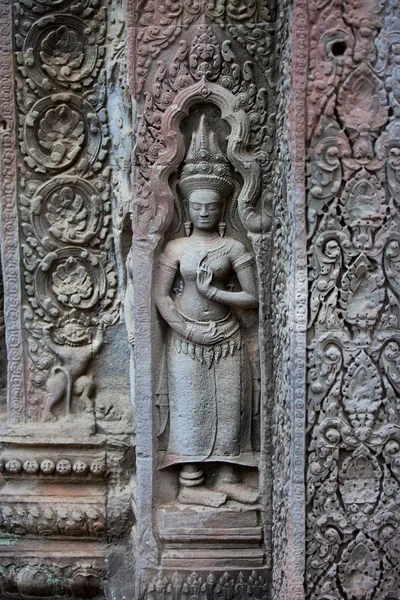 1 sierpnia 2012, płaskorzeźba na ścianie świątyni. Angkor Wat. Kambodża. — Zdjęcie stockowe