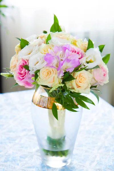 Bir buket gül ve orkide.