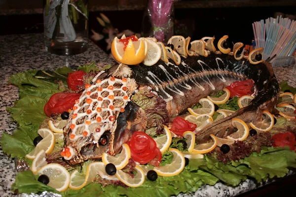 Otlar, meyve ve sebzeler ile pişmiş Sturgeon