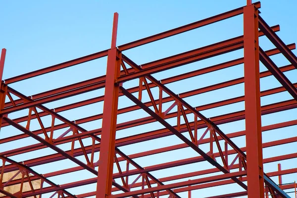 Binanın çelik konstrüksiyonların montajı