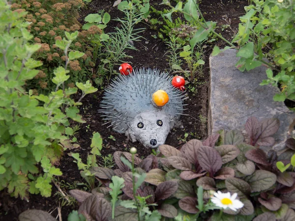 Bir yatakta bir kirpi dekoratif biblo