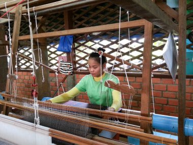1 Ağustos 2012 Kamboçya. Fabrika Siem Reap civarında ipek üretimi hakkında.