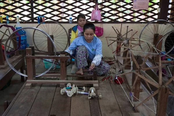 1 Ağustos 2012 Kamboçya. Fabrika Siem Reap civarında ipek üretimi hakkında.