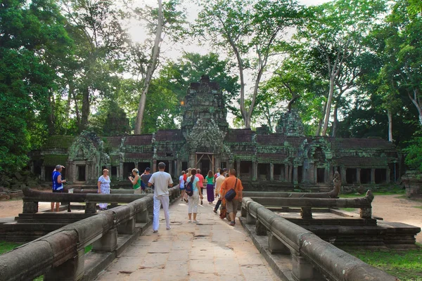 1 Ağustos 2012 Kamboçya. Angkor Wat Tapınağı kompleksinin bölgesinde turist.