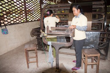 1 Ağustos 2012 Kamboçya. Fabrika Siem Reap civarında ipek üretimi hakkında.