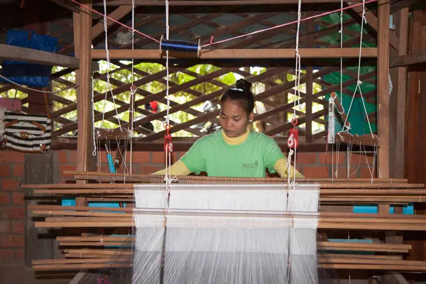 1 Ağustos 2012 Kamboçya. Fabrika Siem Reap civarında ipek üretimi hakkında.