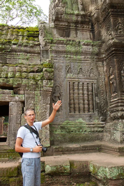 Rehber Angkor Wat Tapınağı tarihini anlatıyor. Kamboçya. 1 Ağustos 2012