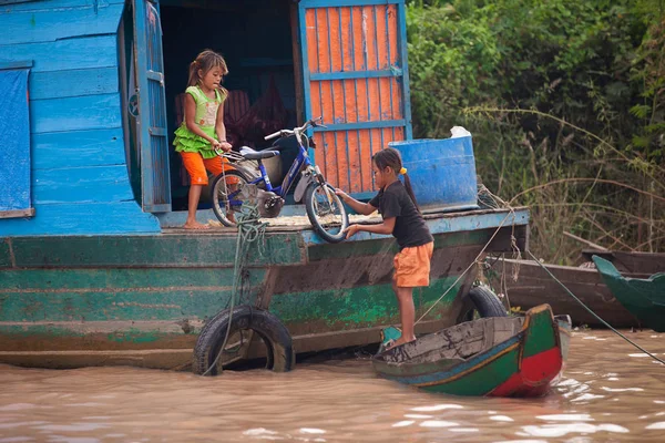 Hayat Tonle Sap Gölü. Kamboçya. 31 Temmuz 2012