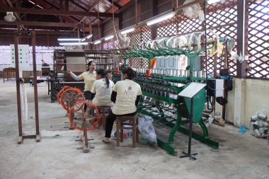 Siem reap, Kamboçya - 1 Ağustos 2012: kadın örgü ipek konu ipek bir çiftlikte.