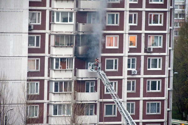 Moskova. Vilisa Latsisa 'nın oğlu. - Rusya. 03 Mayıs 2011 Rezidans Evi Yangını.
