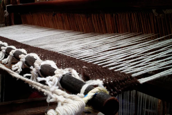 Урожай плетіння вовняний ткацький верстат — стокове фото