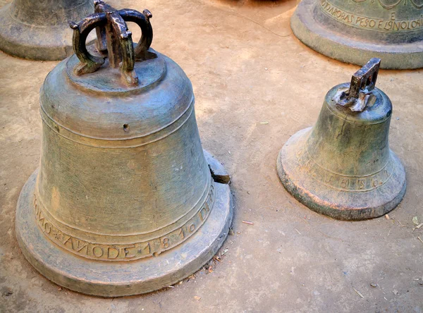 Antiguas campanas de la iglesia principal de Tepoztlan —  Fotos de Stock