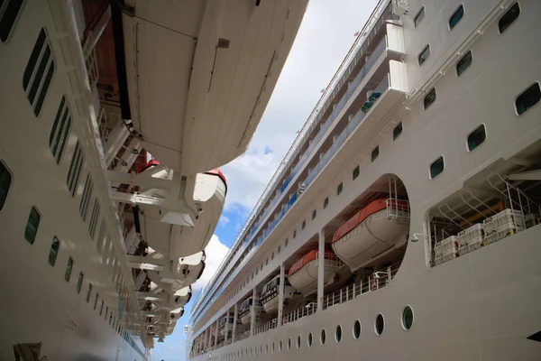 Cruise ships — Stock Photo, Image