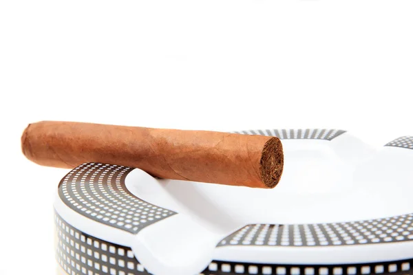 Cigarrillo en fondo blanco — Foto de Stock