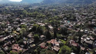 Tepoztlan, Morelos, Meksika 'nın güzel kasabasının Dron manzarası.