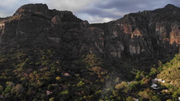 Luchtfoto Van Het Tepozteco Gebergte — Stockvideo