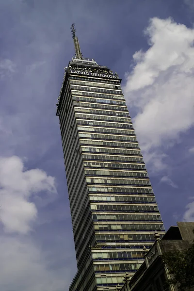 Latinsko-americká věž — Stock fotografie