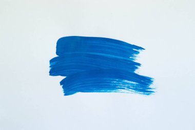 Soyut fırça darbesi. Güzel desenli mavi kulaç, beyaz arka planda izole edilmiş. Akrilik boya.