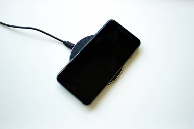 Akıllı telefon şarj cihazına kablosuz şarj. Kablosuz şarj