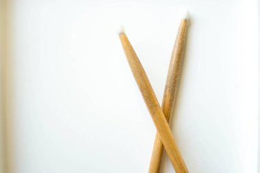 Beyaz arka planda çaprazlanmış iki tahta but..