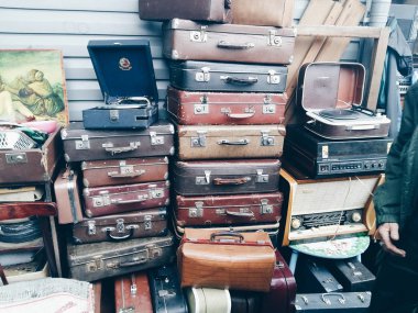 Eski deri bavullar ve bit pazarında birikmiş bir pikap.