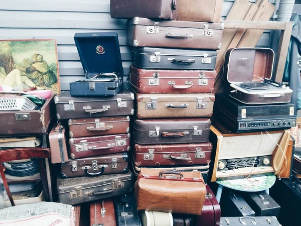Old Leather Suitcases Record Player Flea Market Piled — Stock Photo, Image